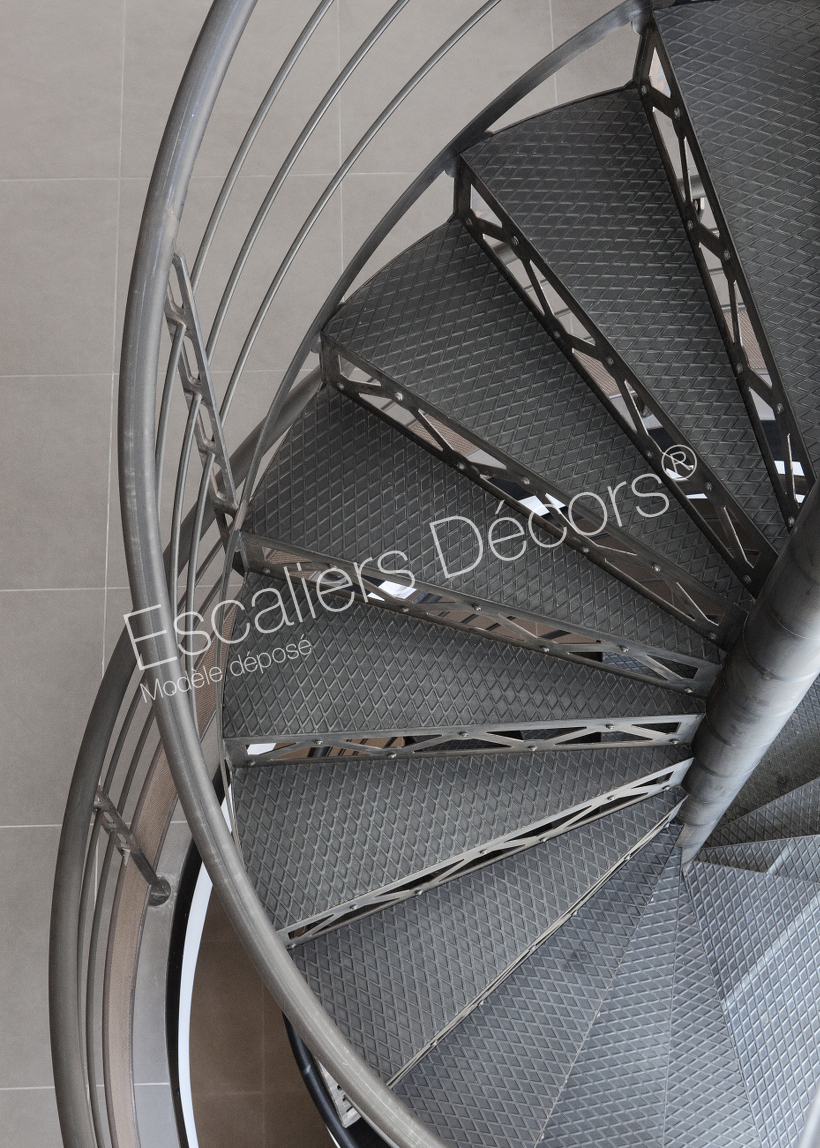 Photo DH88 - SPIR'DÉCO® San Francisco. Escalier sur 2 niveaux hélicoïdal d'intérieur en acier au design industriel pour une décoration de caractère. Vue 5